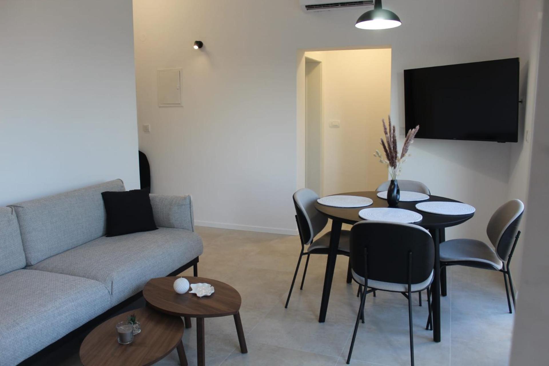 Apartment Red Wine *